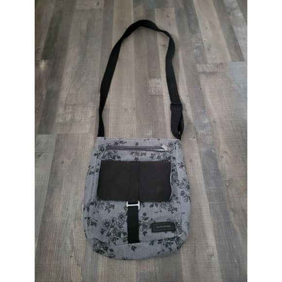 Dakine Handbags - 3/25🤩Dakine cross body bag